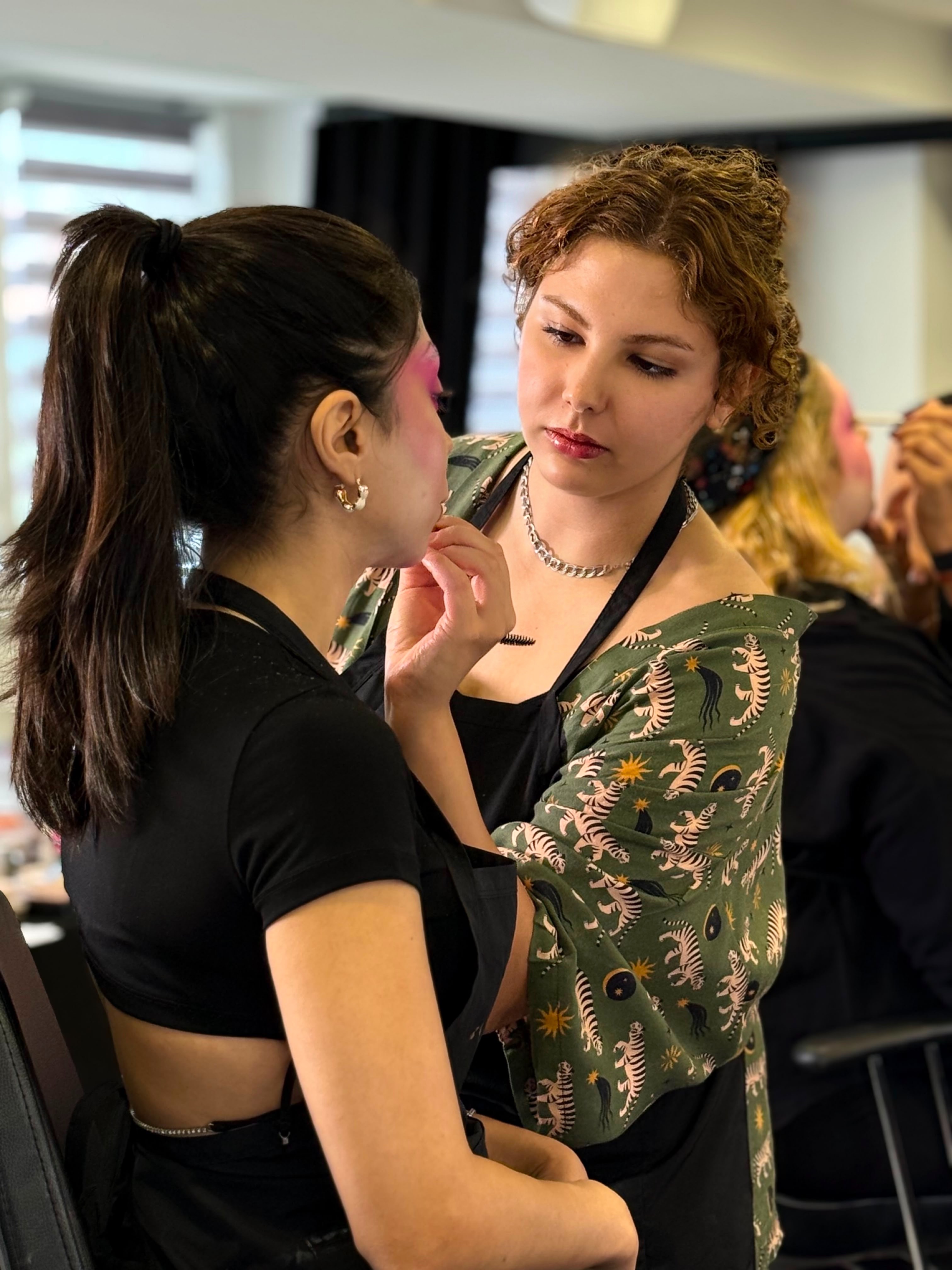 Gökçe Dila Çağlayan - backstage makyaj uygulaması